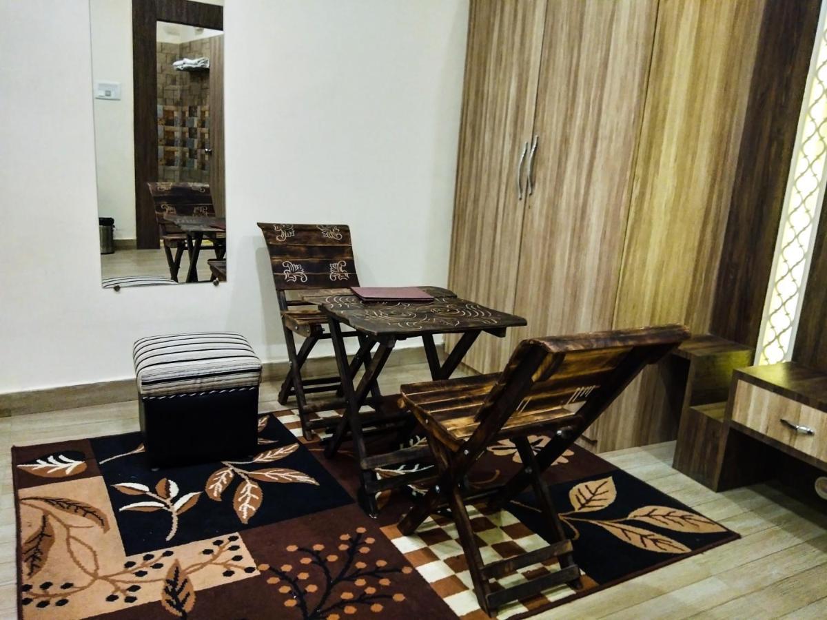 Dwivedi Hotels Sri Omkar Palace Varanasi Exterior foto