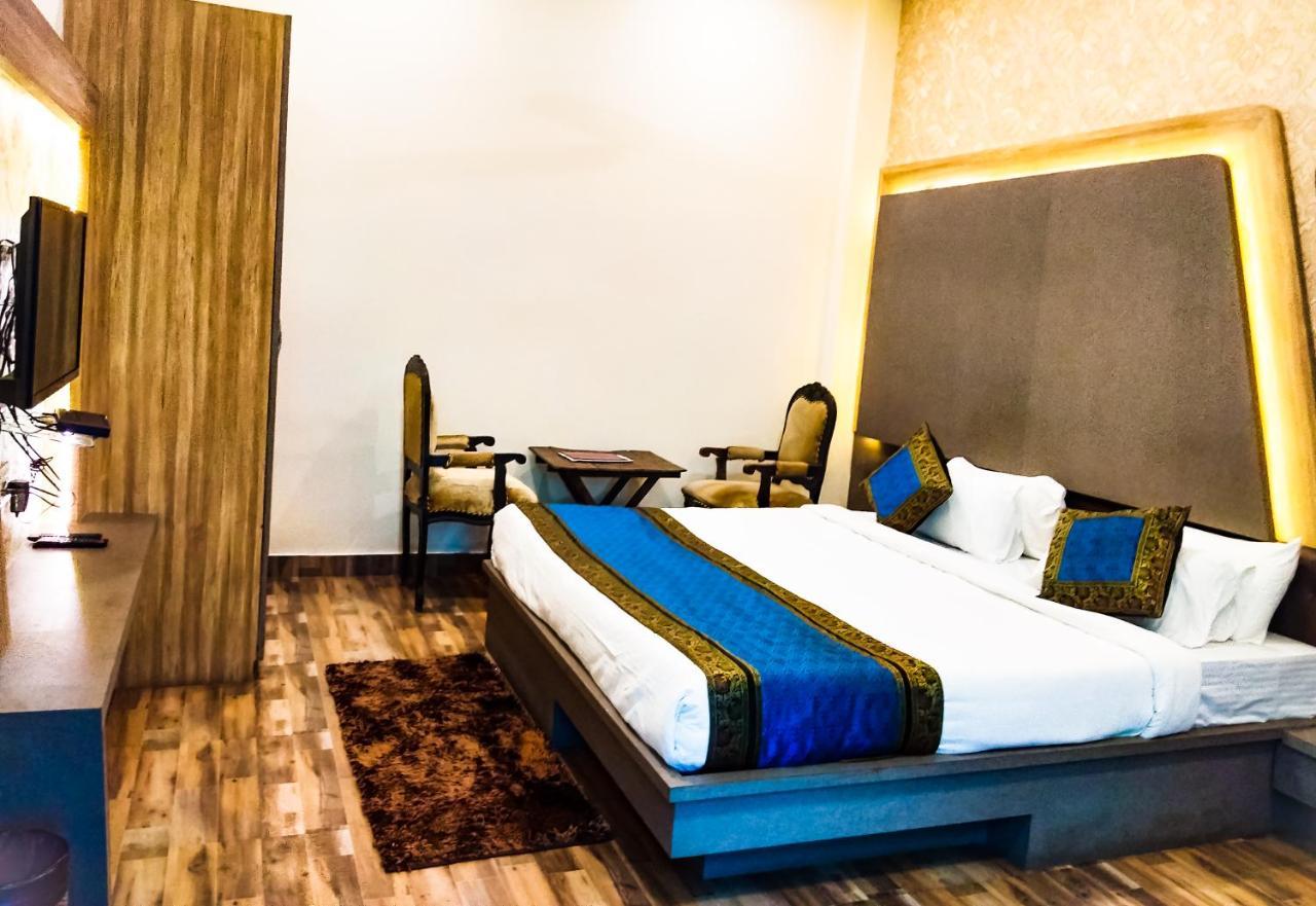 Dwivedi Hotels Sri Omkar Palace Varanasi Exterior foto