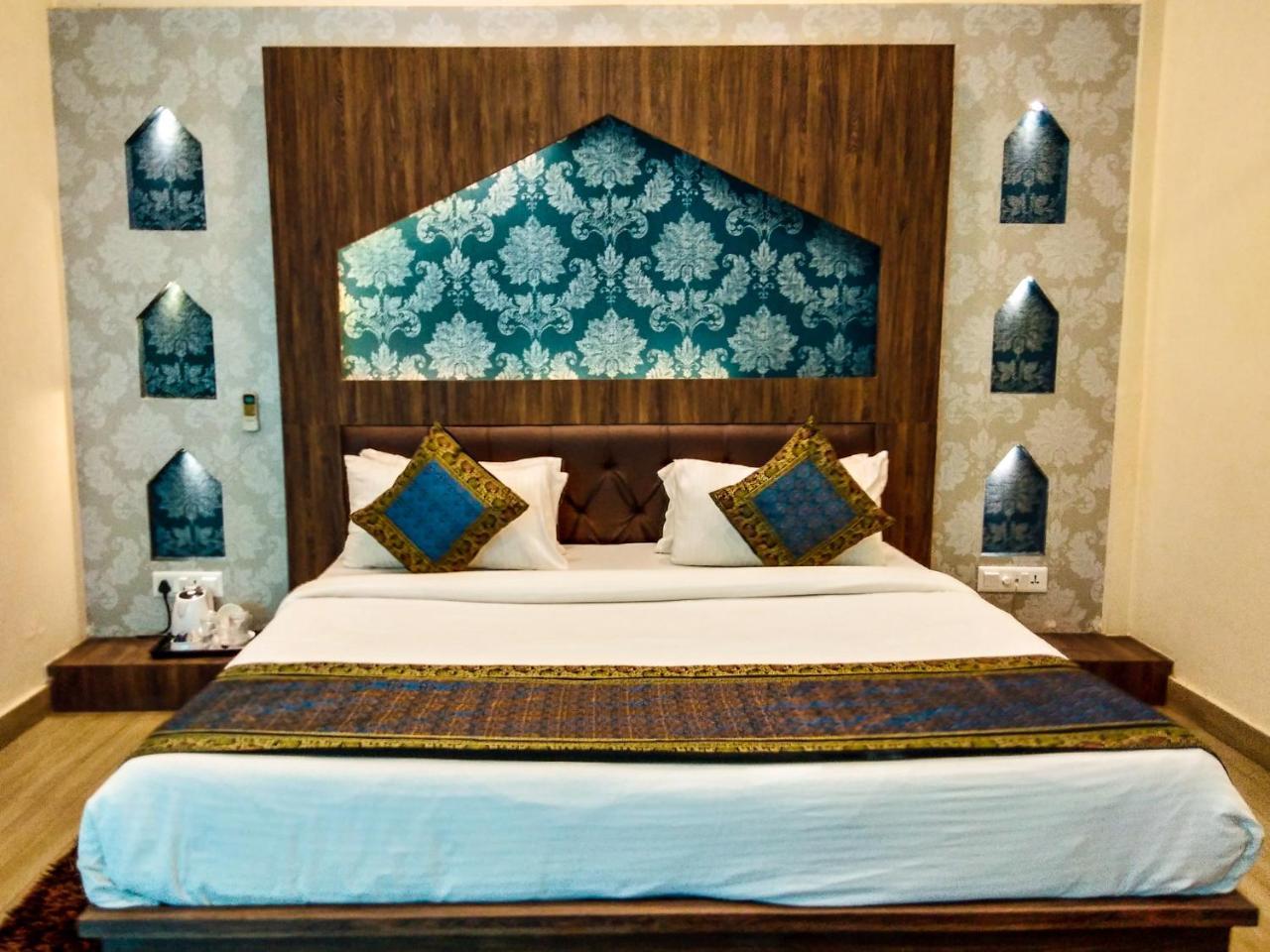 Dwivedi Hotels Sri Omkar Palace Varanasi Exterior foto