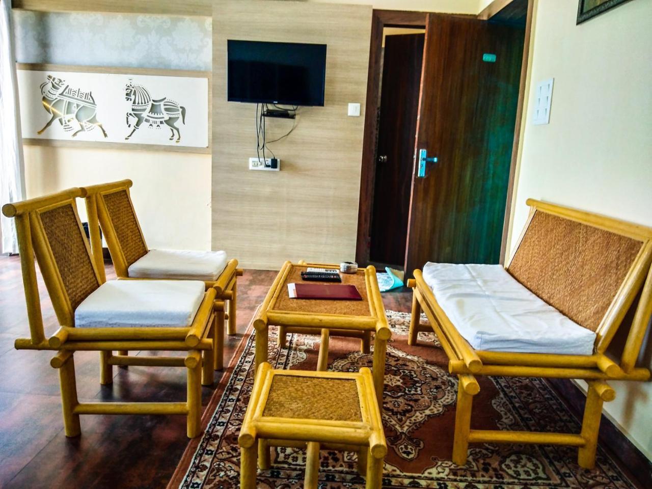 Dwivedi Hotels Sri Omkar Palace Varanasi Exterior foto