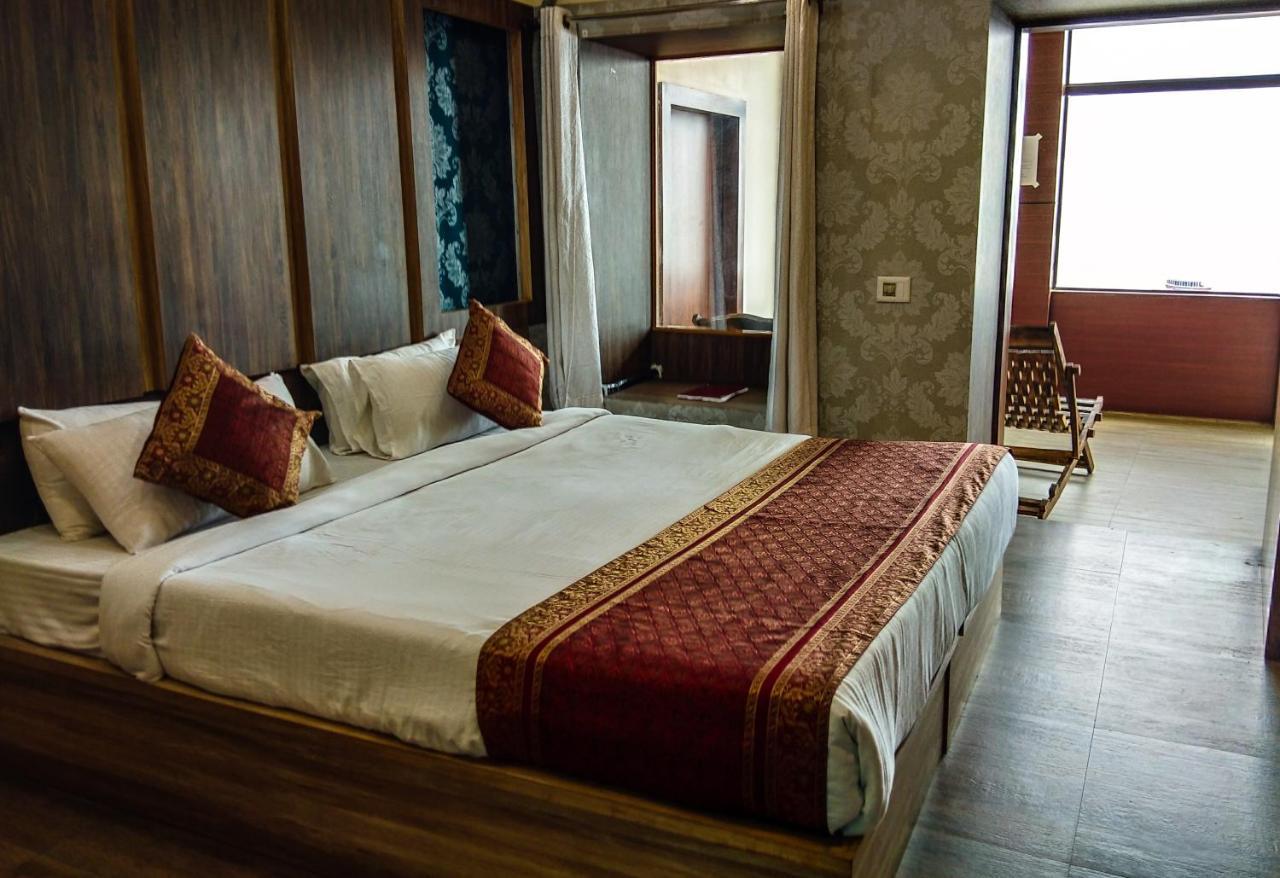 Dwivedi Hotels Sri Omkar Palace Varanasi Exterior foto