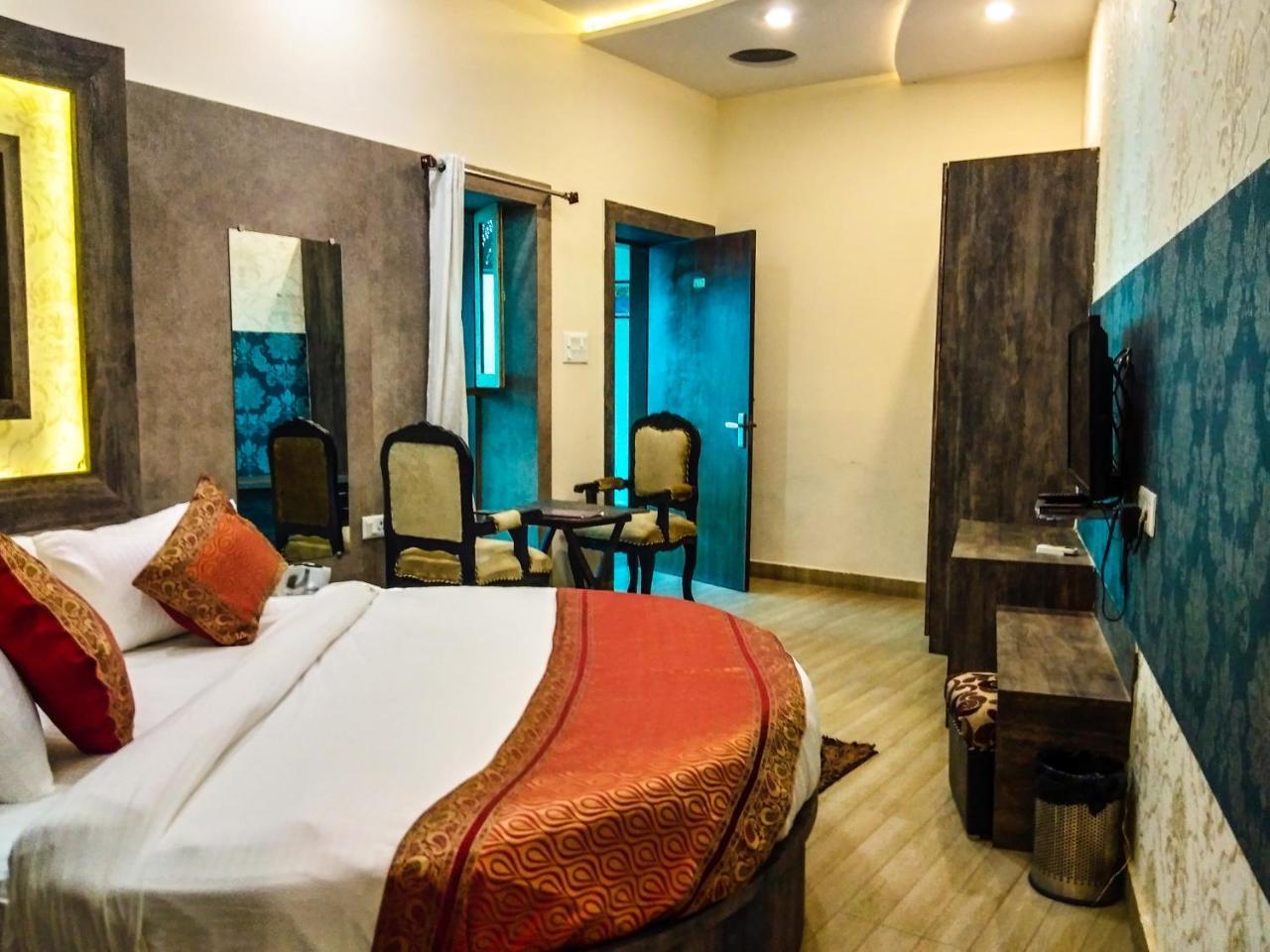 Dwivedi Hotels Sri Omkar Palace Varanasi Exterior foto